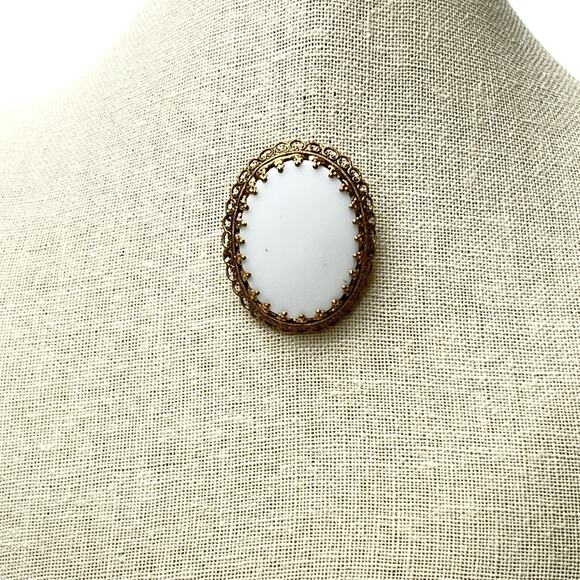 Vintage Cabochon Brooch White Glass Gold Tone Dog Tooth Prongs Filigree Large - Picture 2 of 12